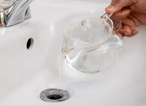 Água quente com detergente para dissolver gordura no ralo
