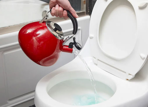 Água quente com detergente para dissolver gordura no ralo
