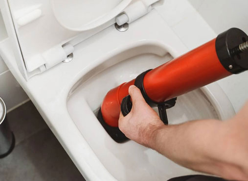 Aspirador de líquidos e sólidos removendo objeto do ralo