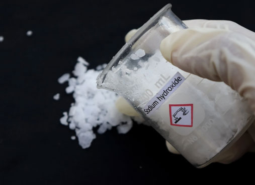 Desentupidor químico usado com cautela no ralo de cozinha