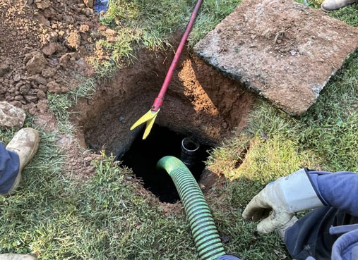 Caminhão de sucção da Desentupidora São Paulo 24 Horas fazendo limpeza de fossa séptica em São Paulo